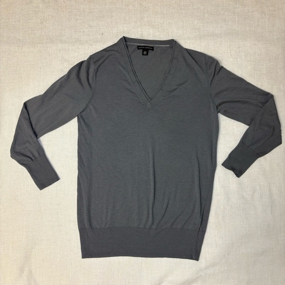 Banana Republic Sweaters - Banana Republic Women’s Med. Grey Silk Blend V-Neck Sweater Delicate Luxurious